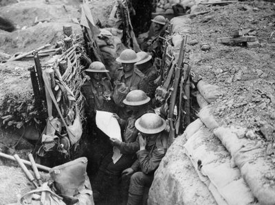 Een krant lezen in de loopgraven, 1916-17 door English Photographer